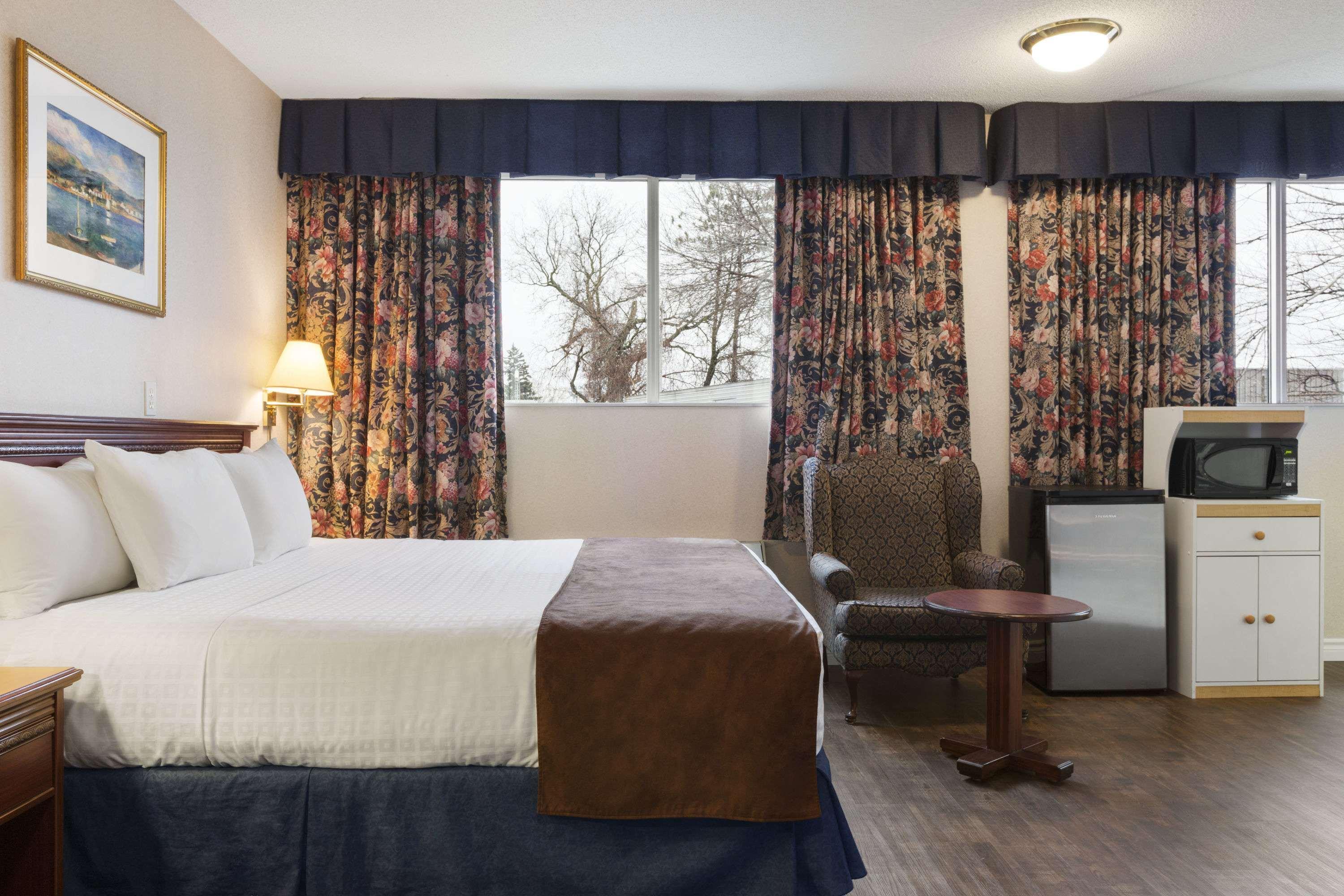 Days Inn By Wyndham Brockville Exterior photo