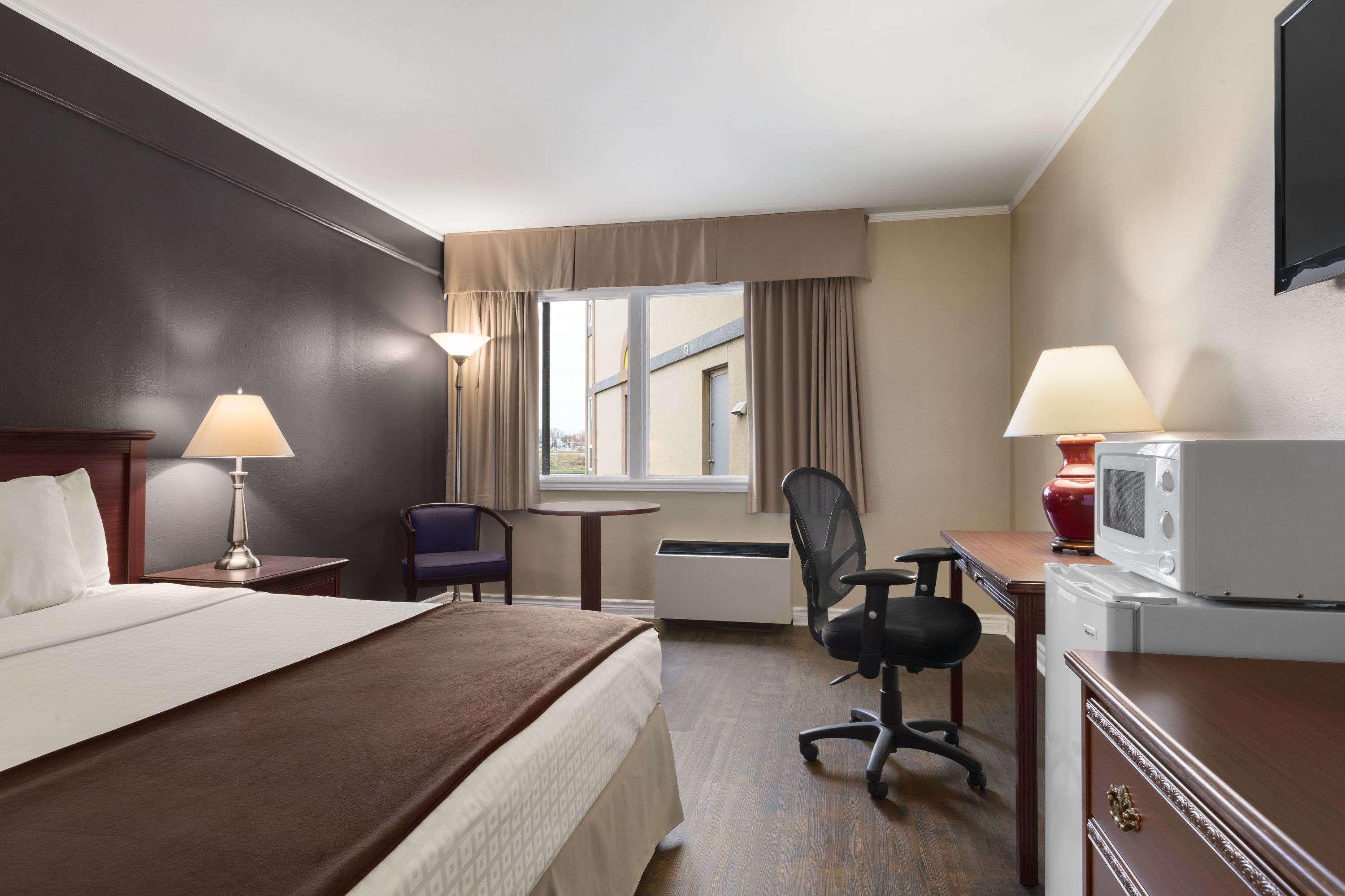 Days Inn By Wyndham Brockville Exterior photo